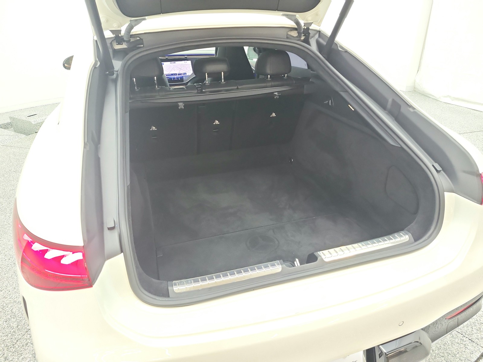 Certified Used 2023 MANUFAKTUR Diamond White Mercedes-Benz EQS 580 4MATIC® Sedan image 26