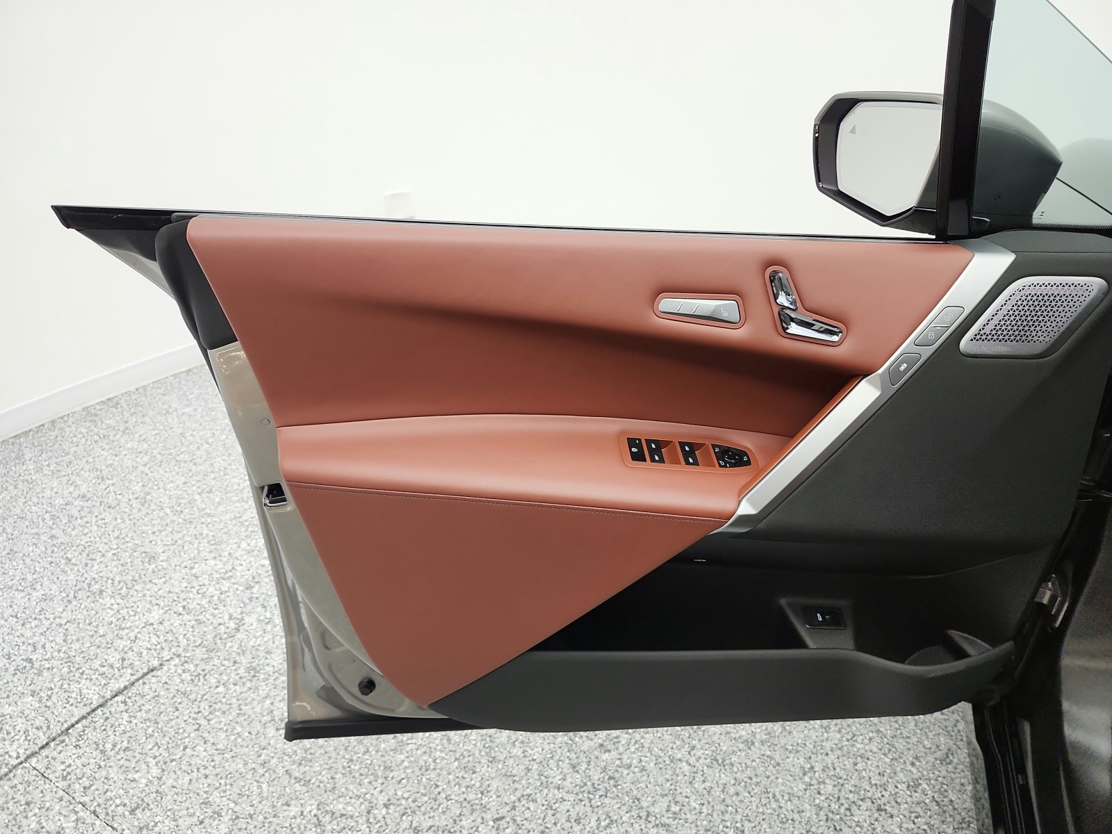 Used 2025 Oxide Grey Metallic BMW M60 image 14
