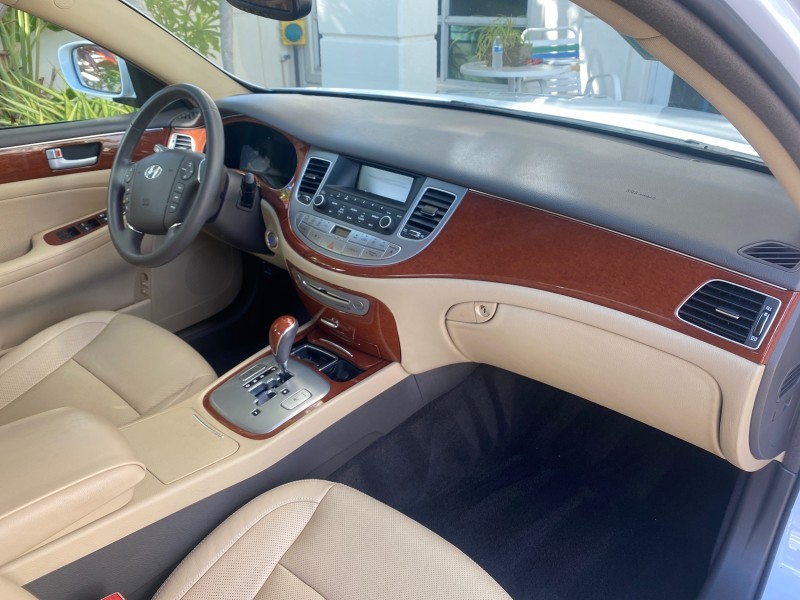 2013 Hyundai Genesis 3.8L LOW MILES 33,576 in , 