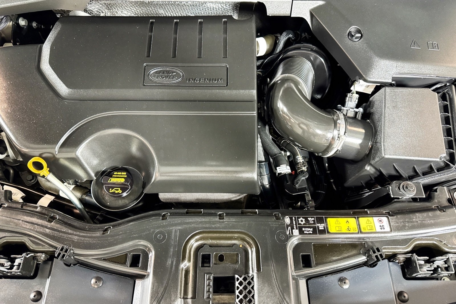 Used 2024 Silicon Silver Premium Metallic Land Rover Core S image 27