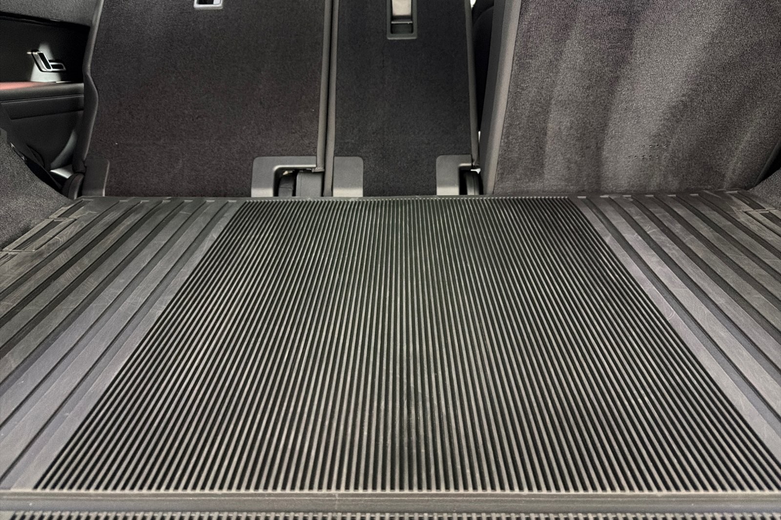 Used 2025 Fuji White Land Rover P400 Dynamic SE image 14