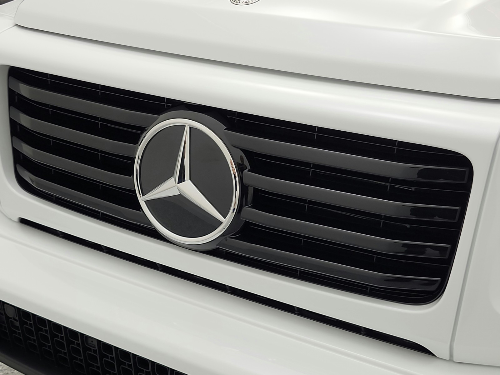New 2026 MANUFAKTUR Moonlight White Metallic Mercedes-Benz G 580e image 13