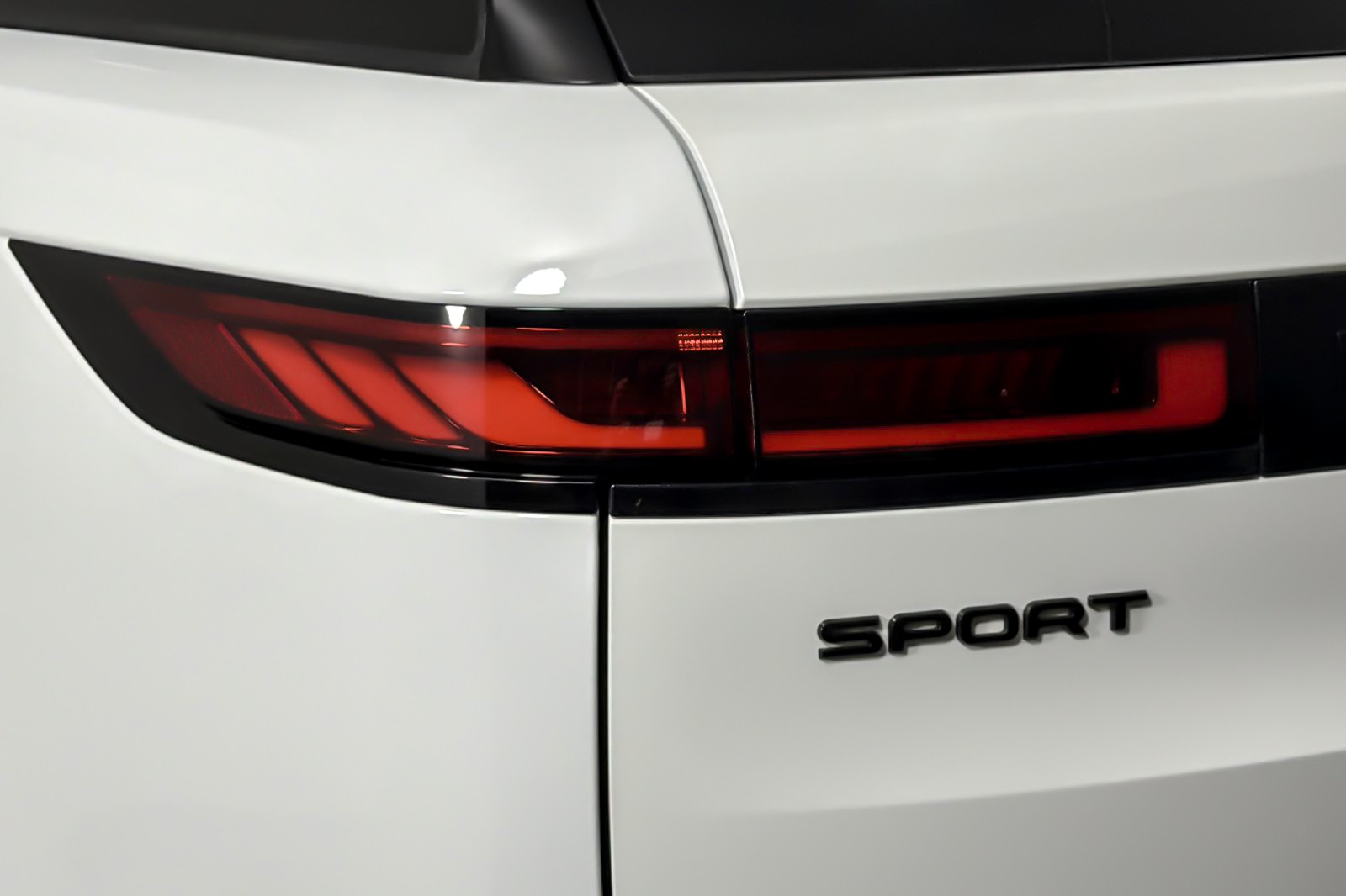 Used 2025 Fuji White Land Rover P400 Dynamic SE image 27