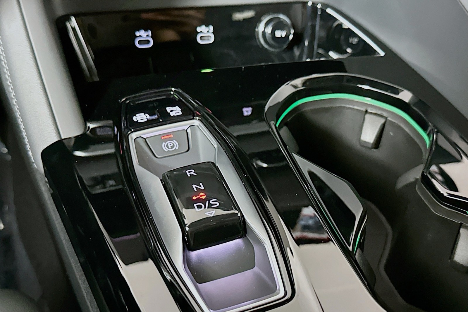 New 2025 Glacier White Metallic Audi Premium Plus image 7