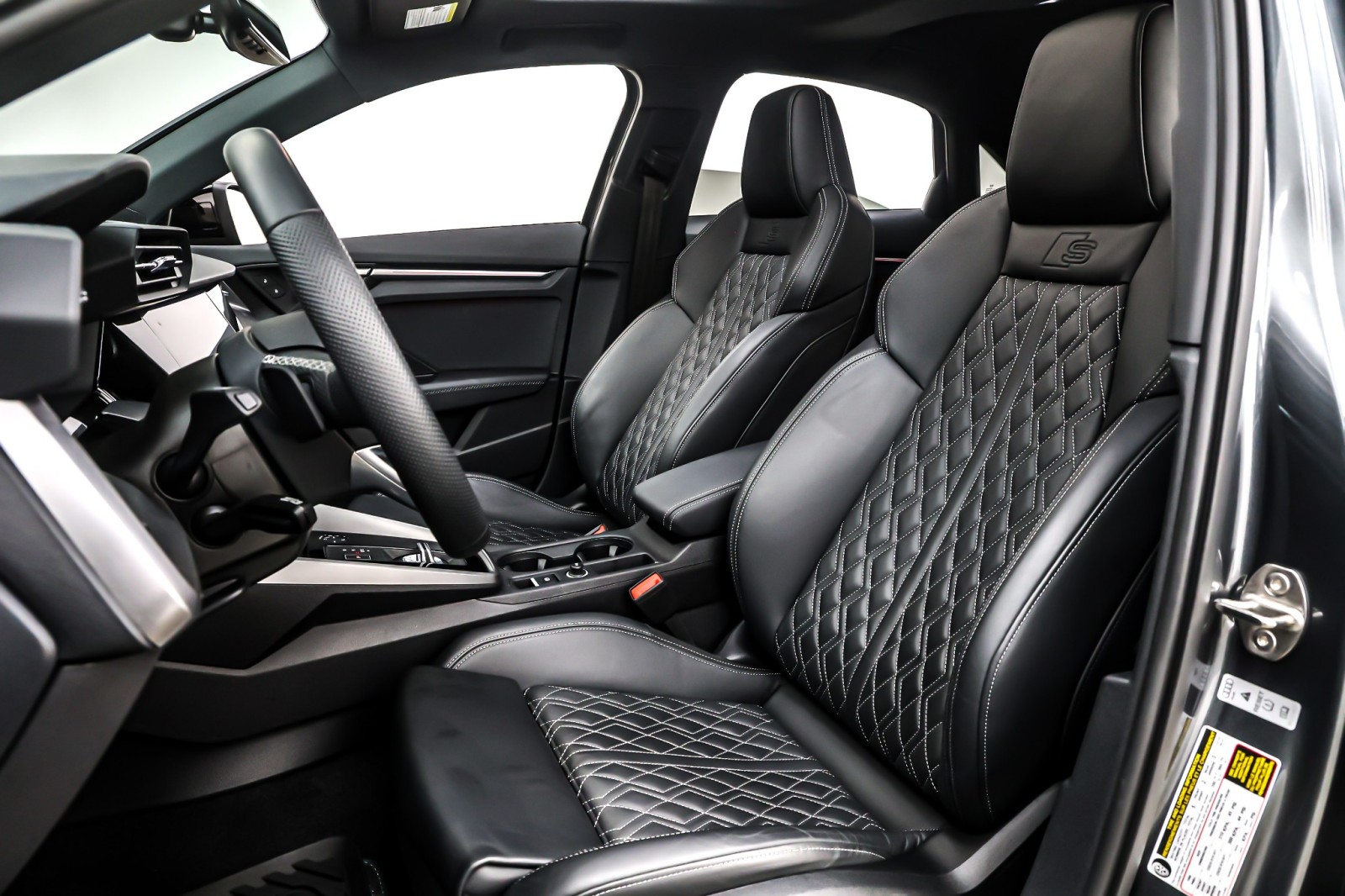 Used 2024 Daytona Gray Pearl Effect Audi Premium Plus 2.0 TFSI quattro image 18