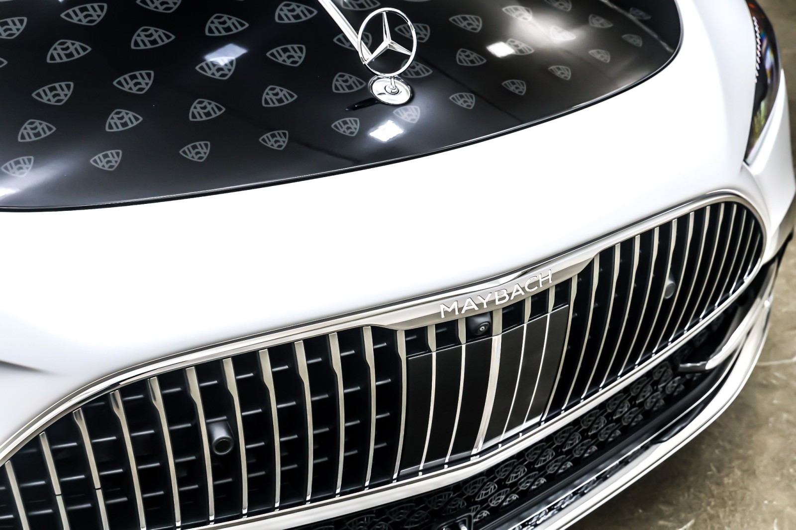 New 2026 MANUFAKTUR Moonlight White Magno Mercedes-Benz Maybach SL 680 Monogram Series image 13