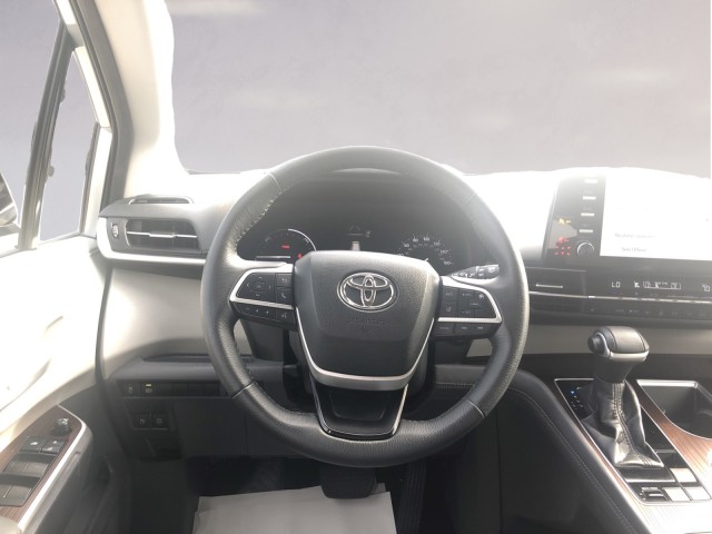 2021 Toyota Sienna XLE 12