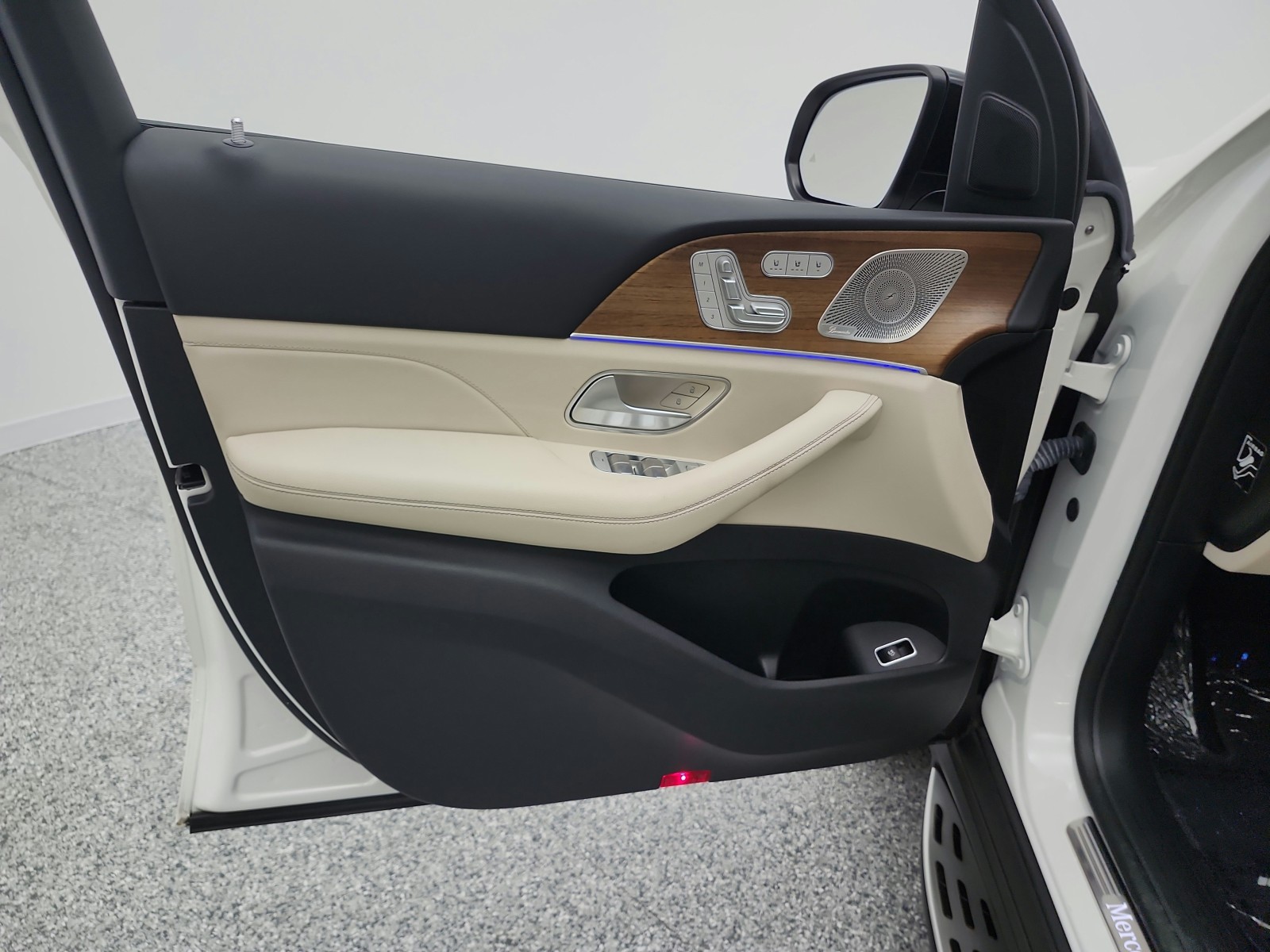 Used 2024 MANUFAKTUR Diamond White Metallic Mercedes-Benz GLS 450 4MATIC® SUV image 14