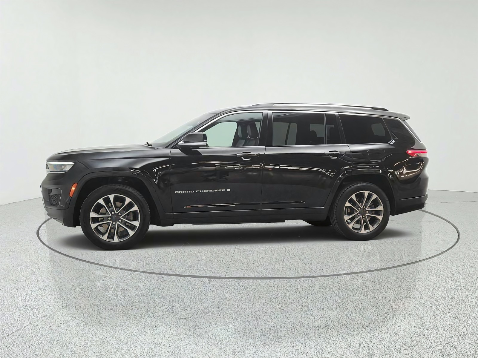 Used 2021 Diamond Black Crystal Pearlcoat Jeep Overland 4x4 image 8