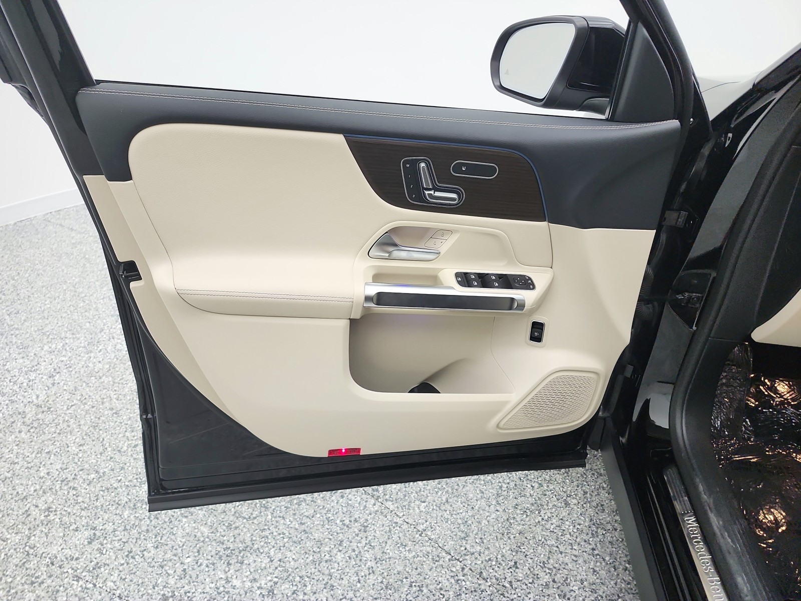 Certified Used 2025 Night Black Mercedes-Benz GLB 250 SUV image 13