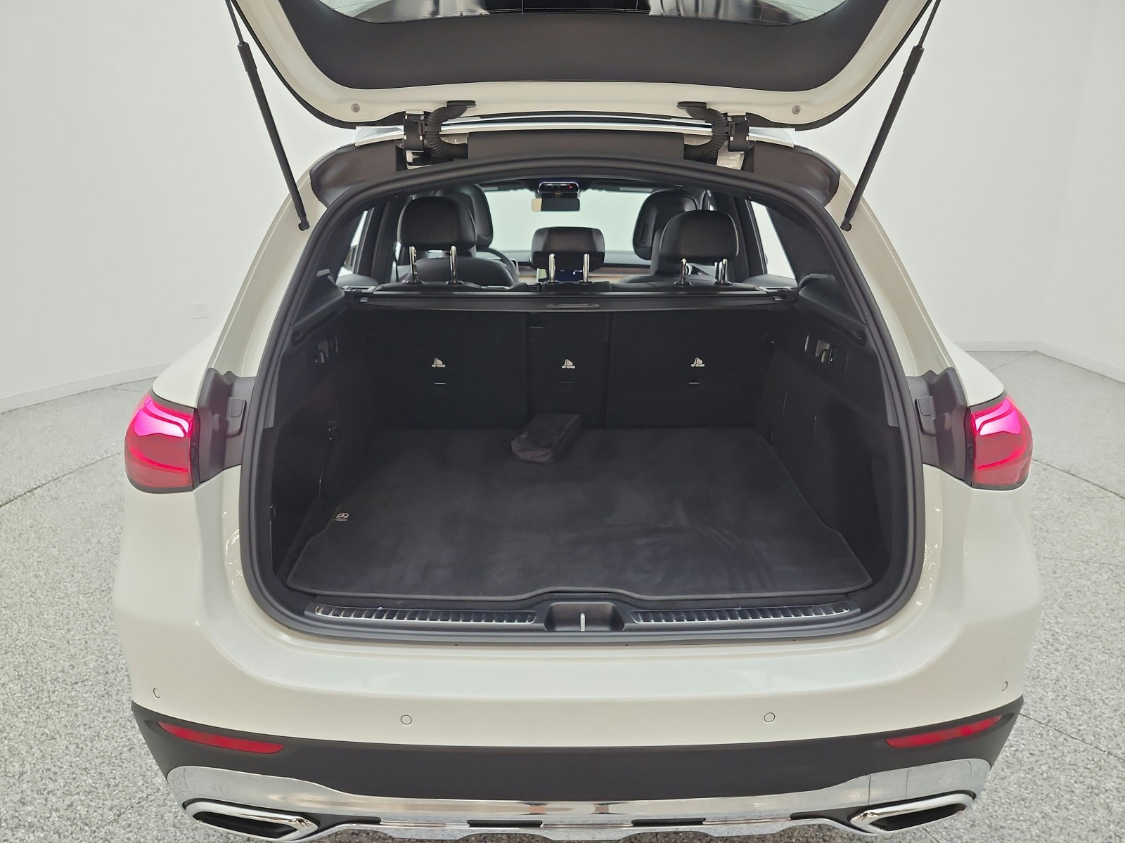 Used 2026 Polar White Mercedes-Benz GLC 300 SUV image 18