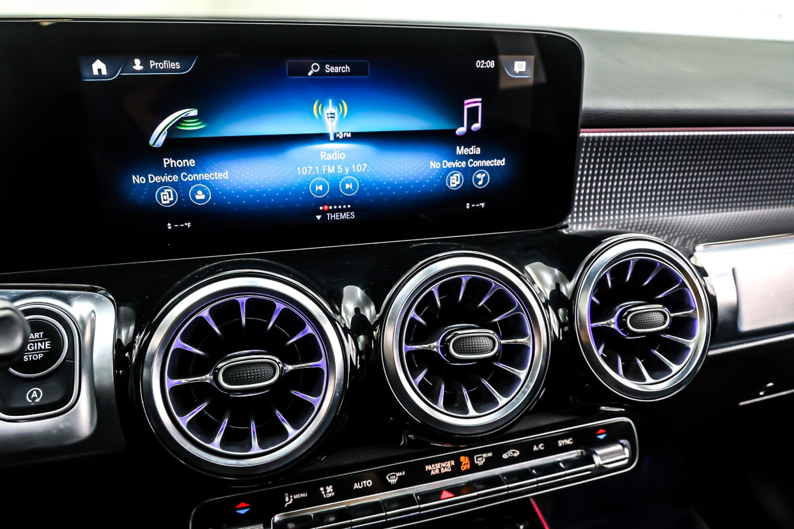 Used 2023 Polar White Mercedes-Benz GLB 250 SUV image 20