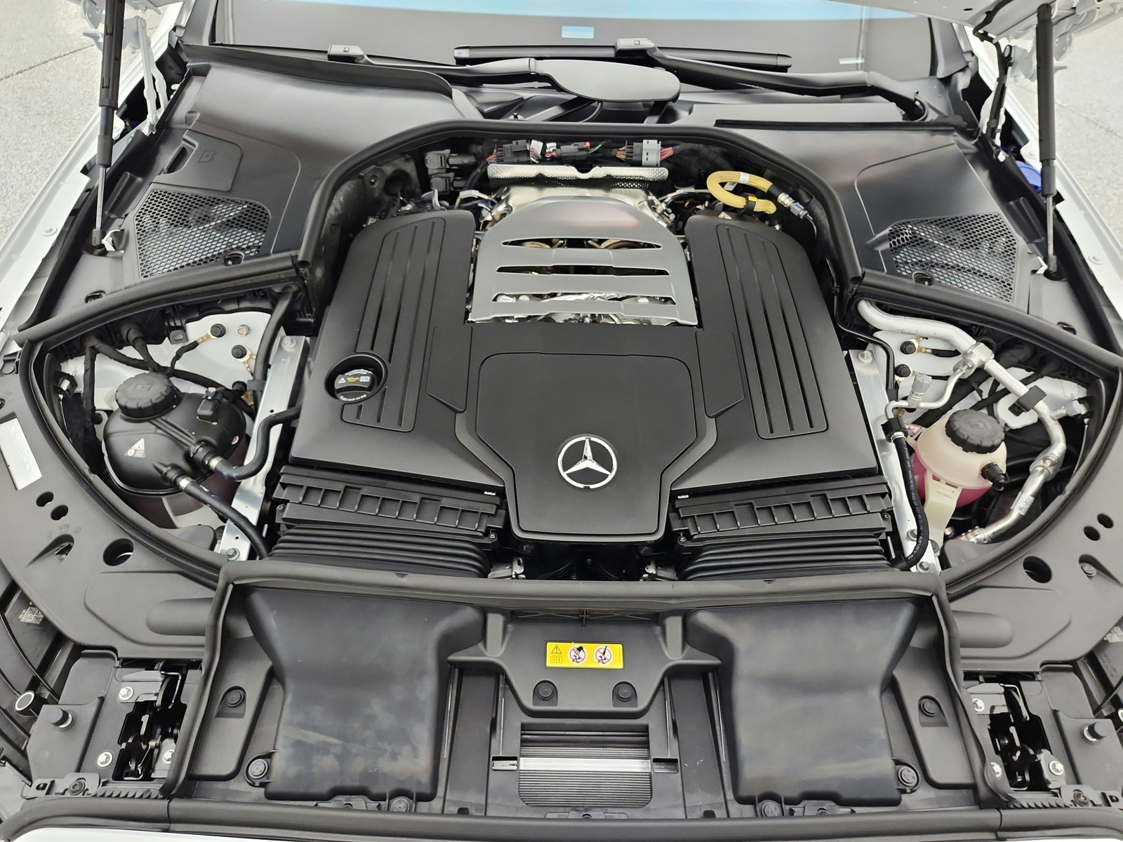 New 2027 MANUFAKTUR Moonlight White Magno Mercedes-Benz S 580 4MATIC® Sedan image 12