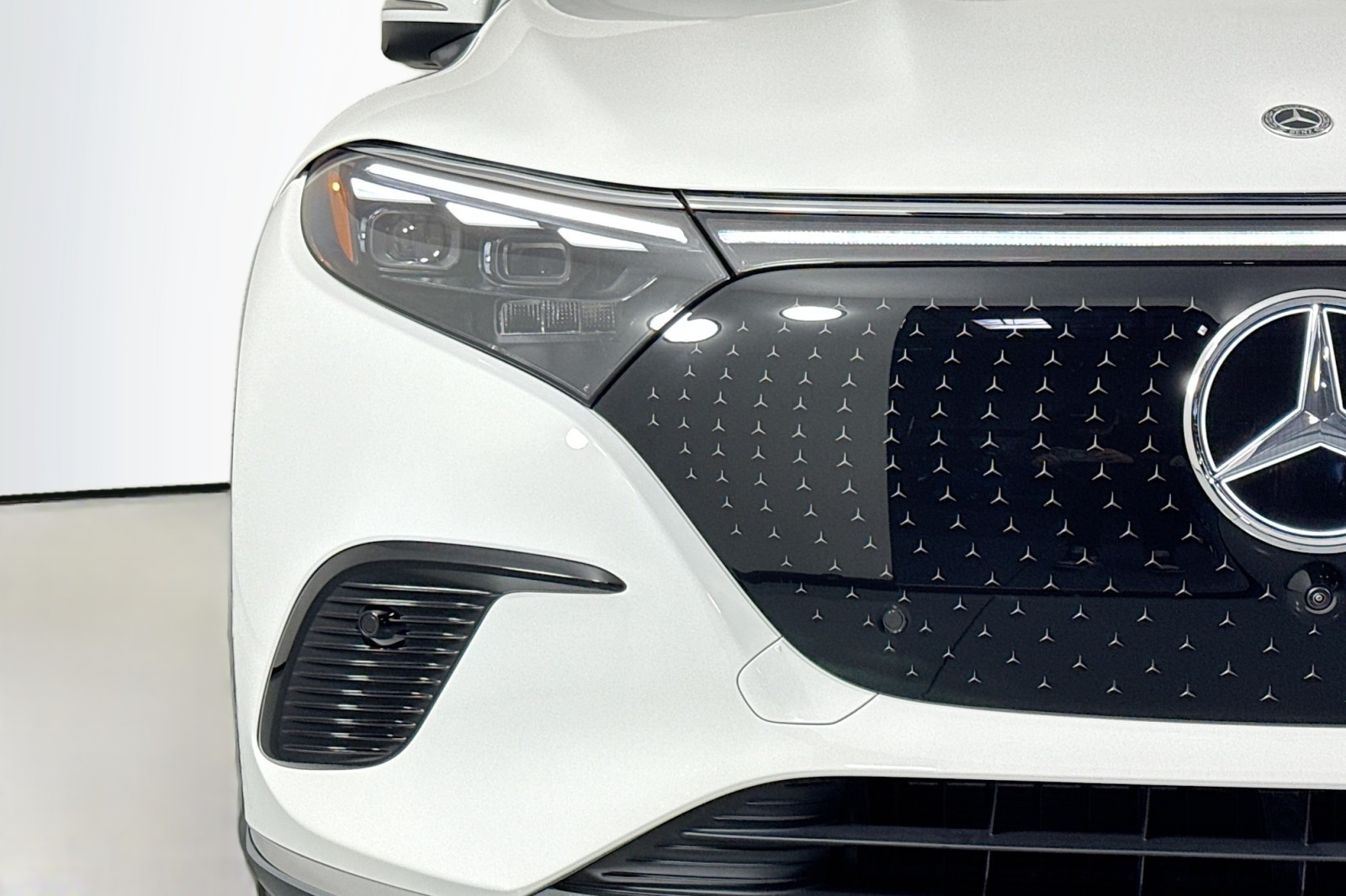 New 2026 Polar White Mercedes-Benz EQS 400 4MATIC® SUV image 13