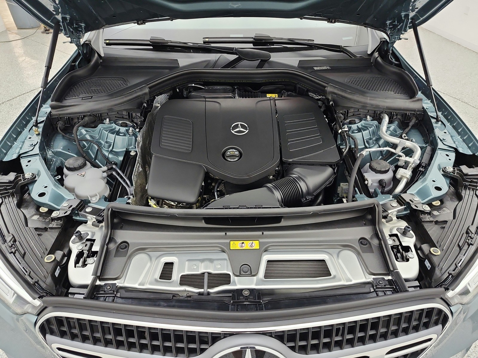New 2027 Verde Silver Metallic Mercedes-Benz GLC 300 SUV image 12