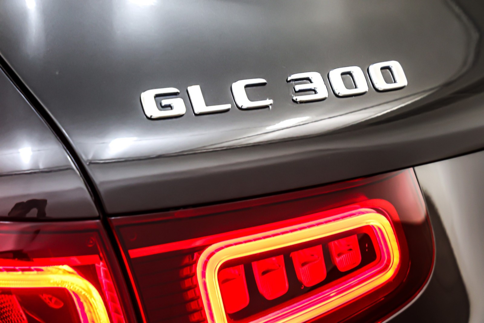 Used 2022 Graphite Grey Metallic Mercedes-Benz GLC 300 SUV image 9