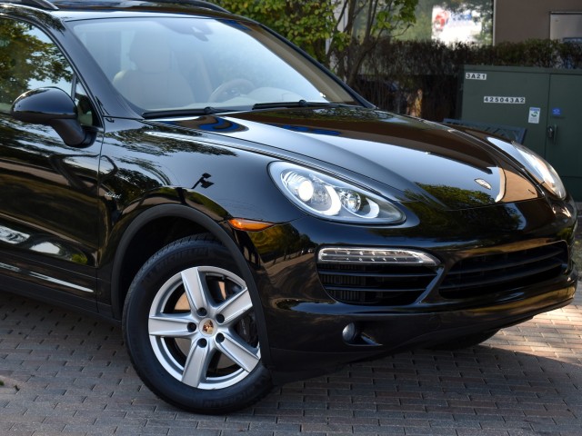 2014 Porsche Cayenne Diesel! Navi Pano Moonroof Heated/Cooled Front Seats Rear View Camera Lane Departure Park Assist Tow Pkg. MSRP $74,495 5