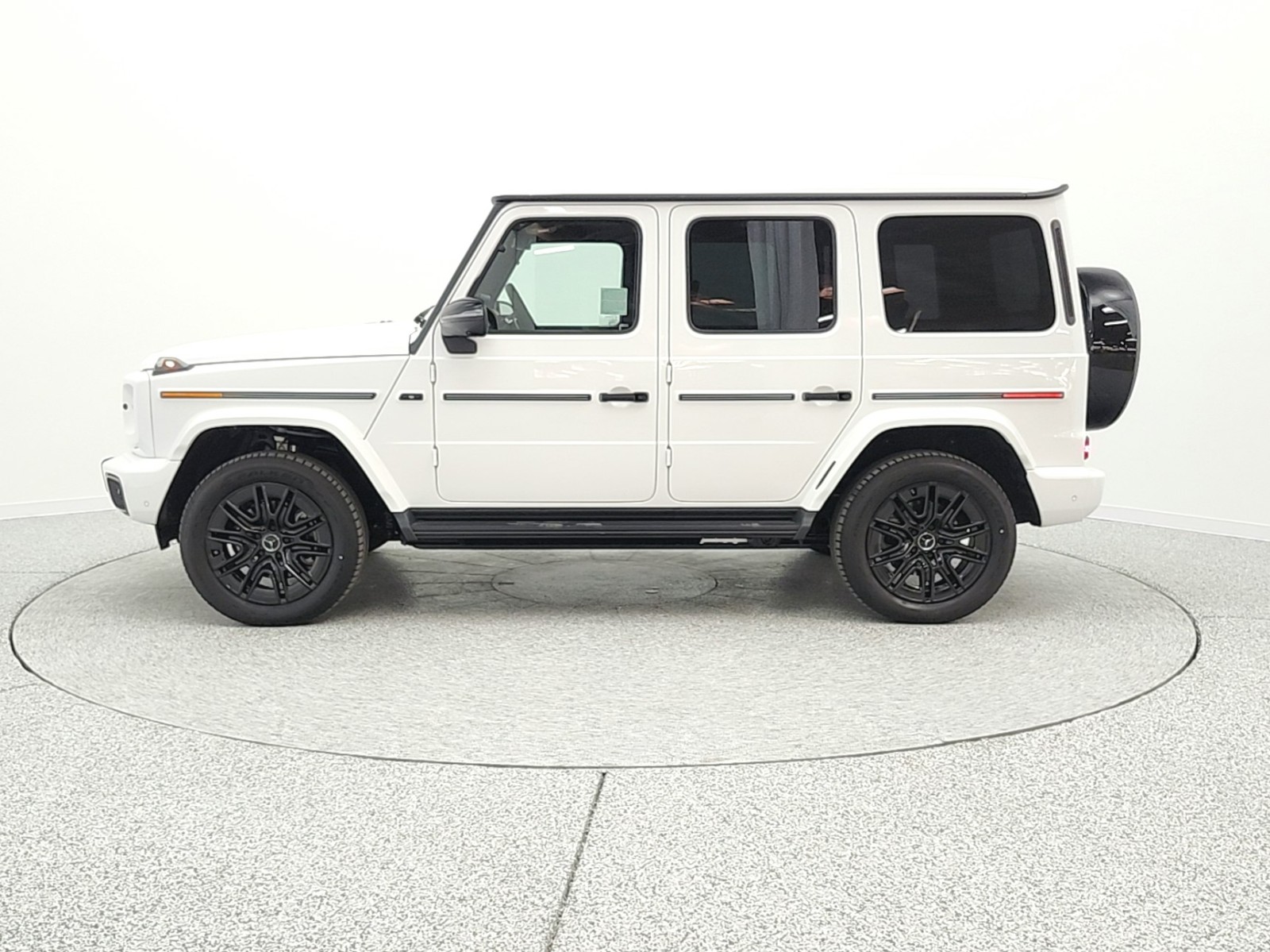 New 2026 MANUFAKTUR Moonlight White Metallic Mercedes-Benz G 580e image 8