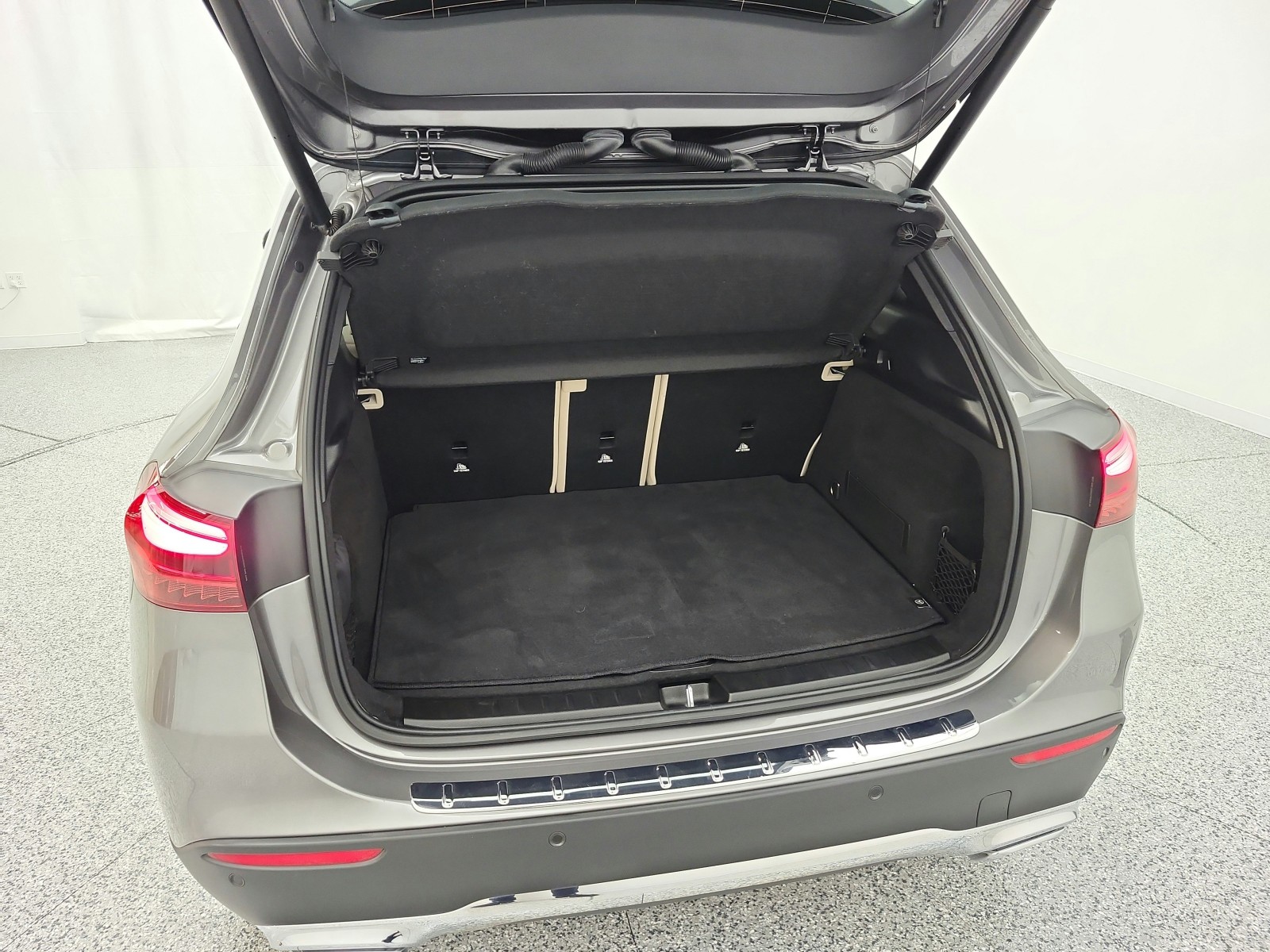 Used 2025 Mountain Grey Metallic Mercedes-Benz GLA 250 SUV image 22