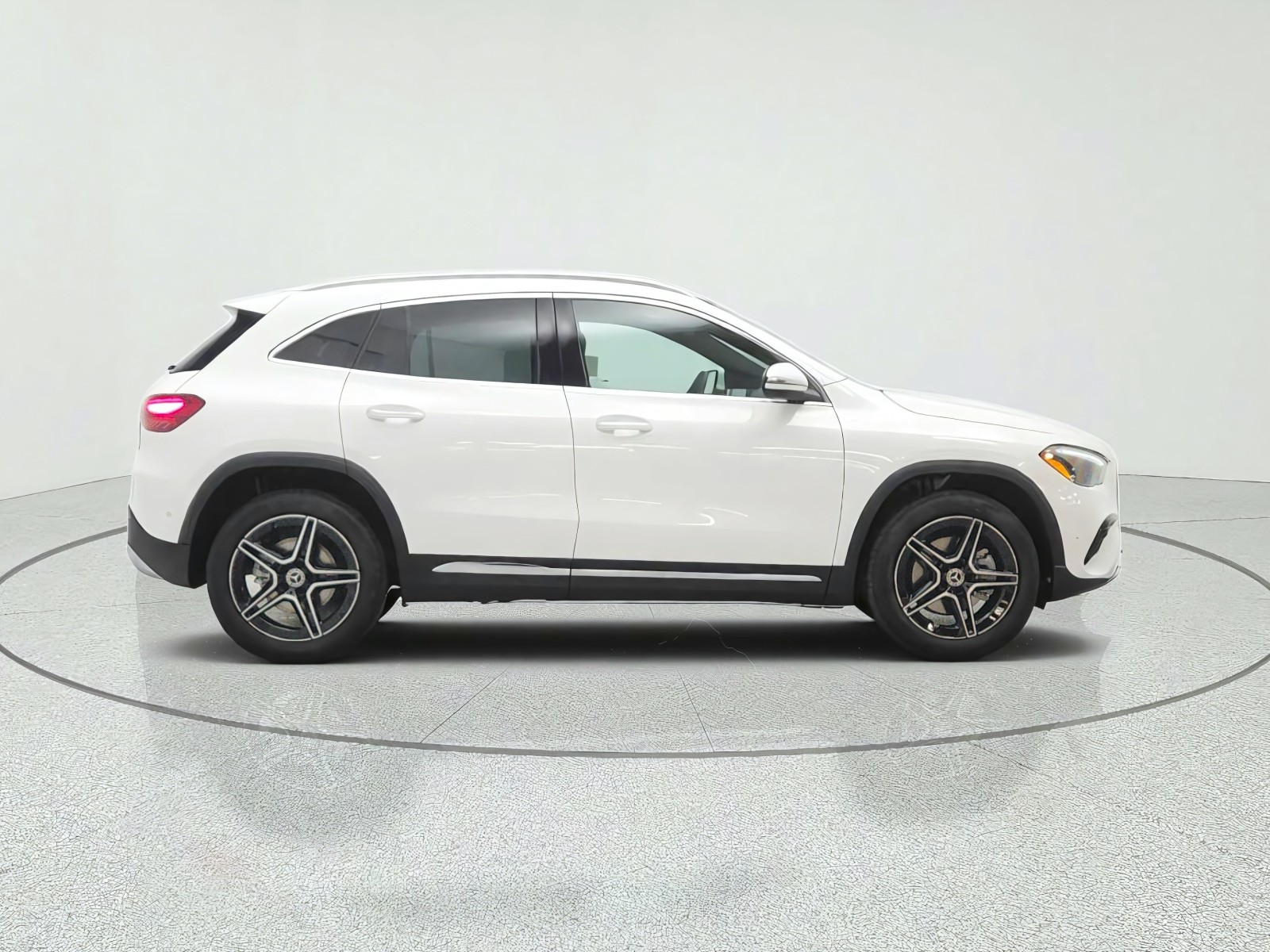 New 2026 Polar White Mercedes-Benz GLA 250 SUV image 4