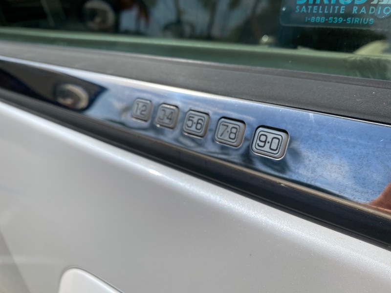2010 Lincoln Navigator 4WD SUNROOF LOW MILES 31,209 in , 
