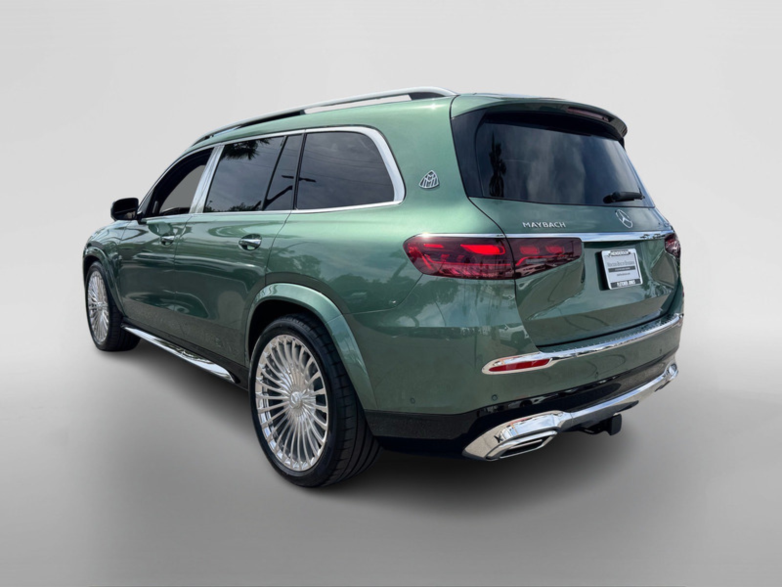 New 2026 MANUFAKTUR Ireland Mid Green Metallic Mercedes-Benz Maybach GLS 600 4MATIC® SUV image 3
