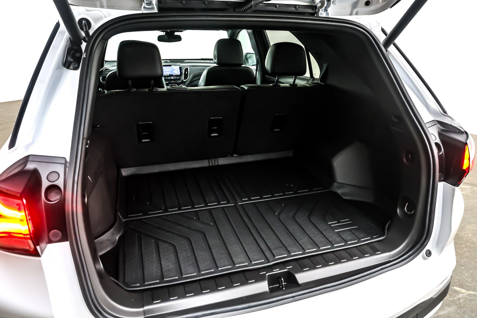 Used 2024 Summit White Chevrolet AWD 4dr Premier image 23