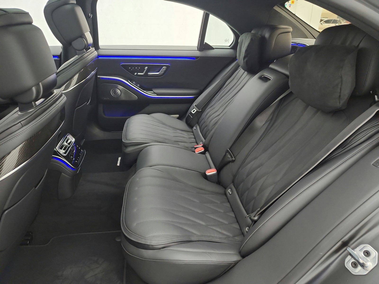 New 2026 MANUFAKTUR Graphite Grey Magno Mercedes-Benz AMG® S 63 E image 11