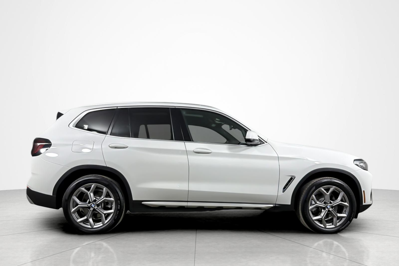 Used 2024 Alpine White BMW xDrive30i Sports Activity Vehicle image 6