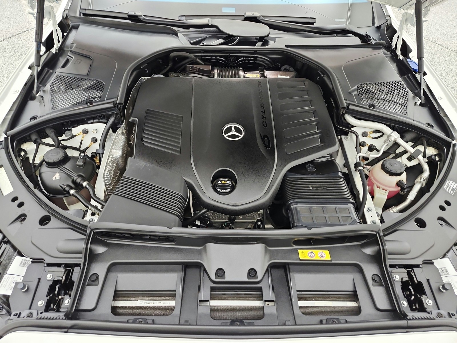 Certified Used 2023 MANUFAKTUR Diamond White Mercedes-Benz S 500 4MATIC® Sedan image 17