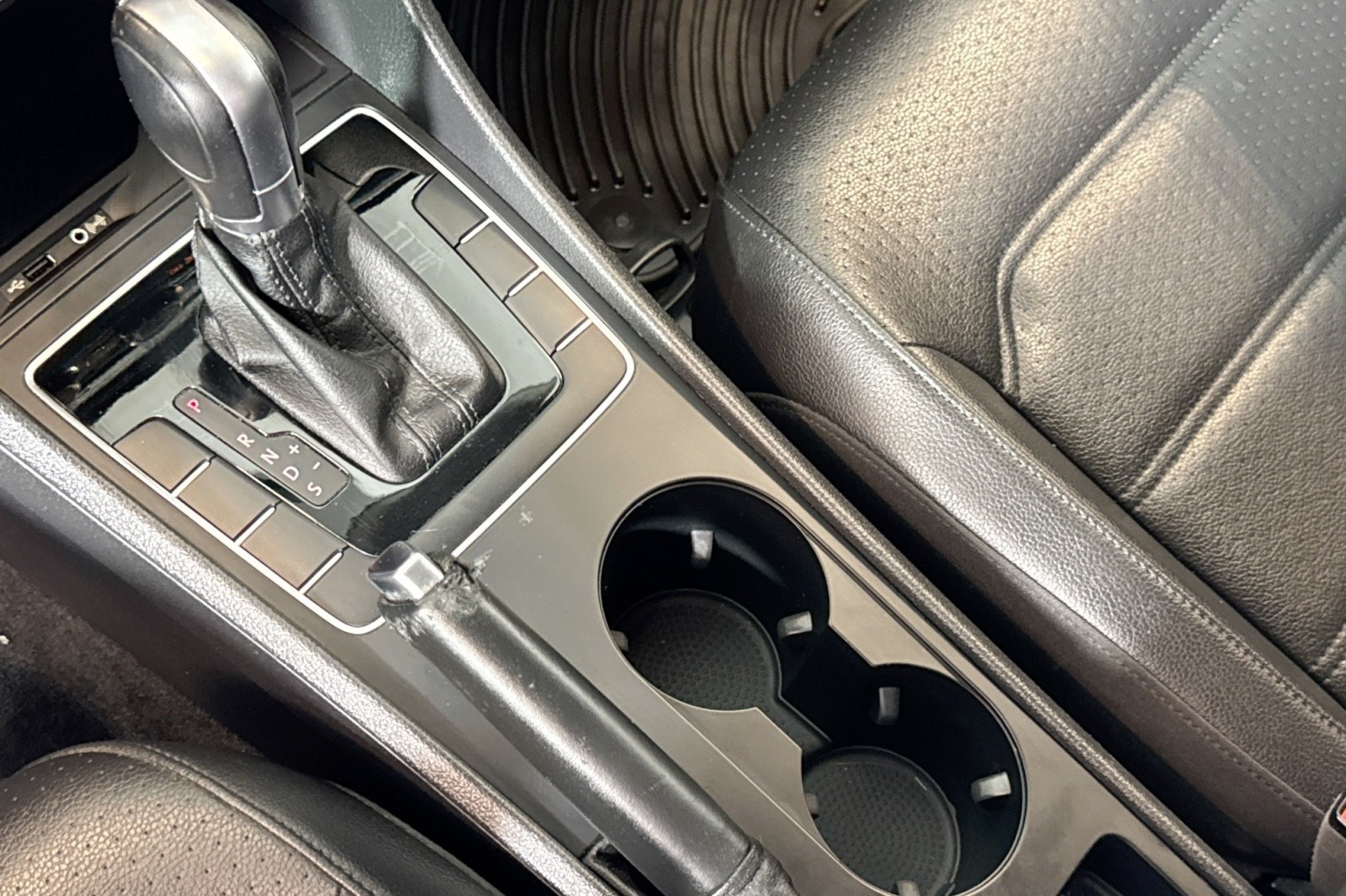 Used 2017 Fortana Red Volkswagen R-Line w/Comfort Pkg image 16