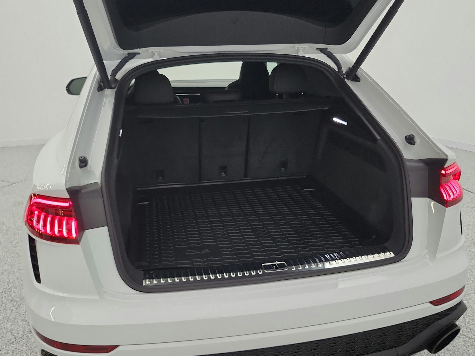 Used 2024 Glacier White Metallic Audi 4.0 TFSI quattro image 21