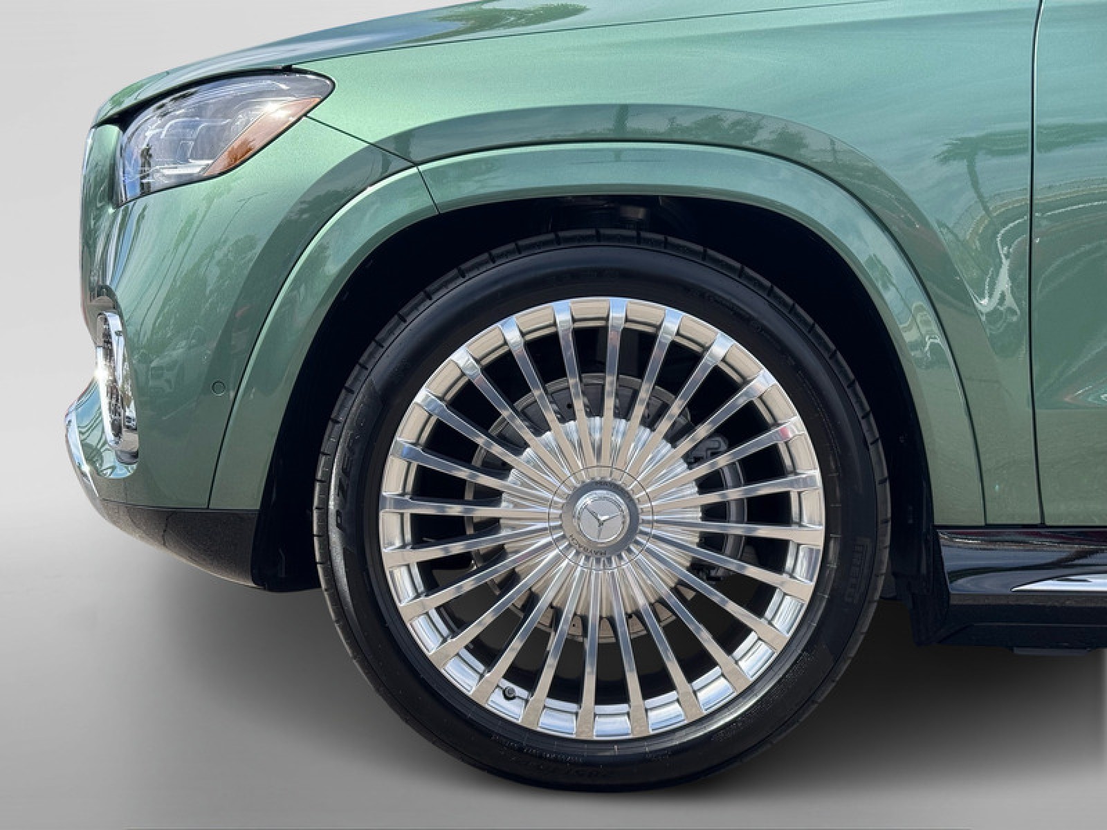 New 2026 MANUFAKTUR Ireland Mid Green Metallic Mercedes-Benz Maybach GLS 600 4MATIC® SUV image 10