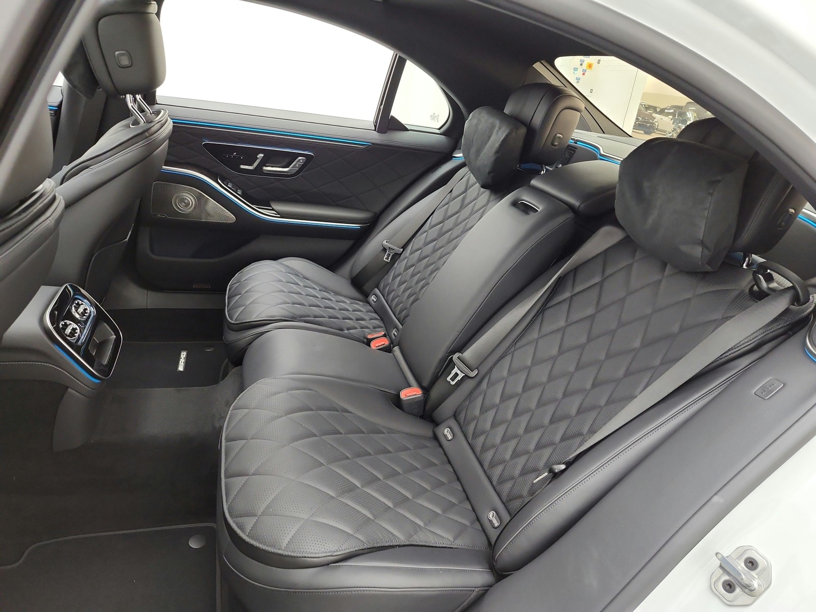 New 2027 MANUFAKTUR Moonlight White Metallic Mercedes-Benz S 580 4MATIC® Sedan image 11