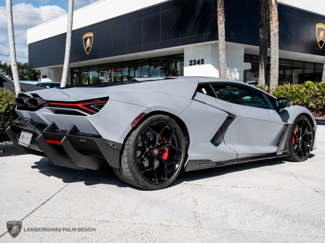 Lamborghini Revuelto