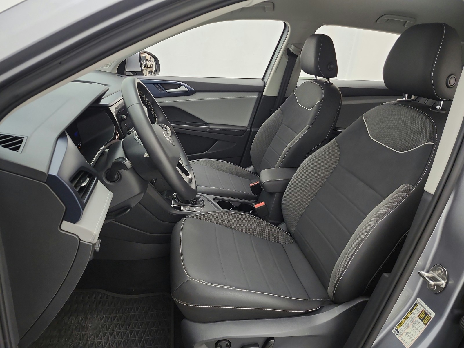 Used 2024 Pyrite Silver Metallic Volkswagen SE FWD image 10