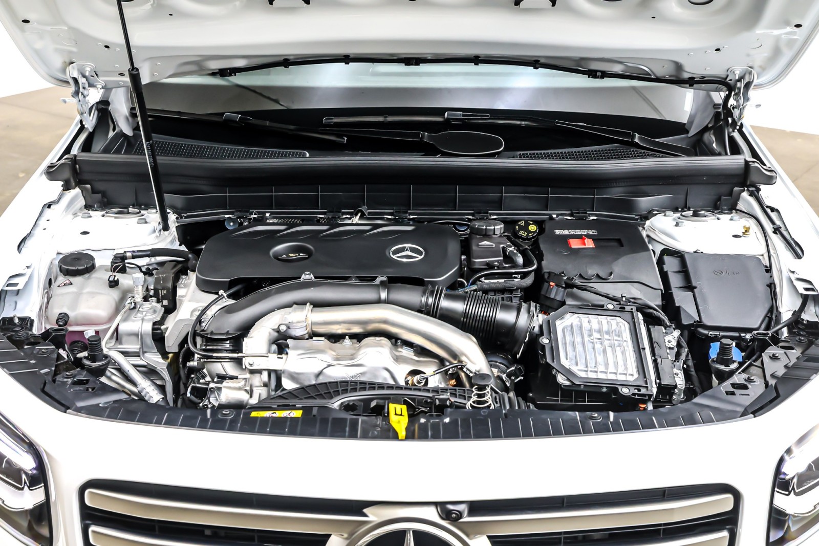 New 2026 Polar White Mercedes-Benz GLB 250 SUV image 11