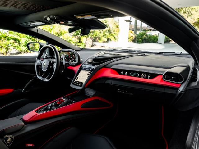 Lamborghini Revuelto