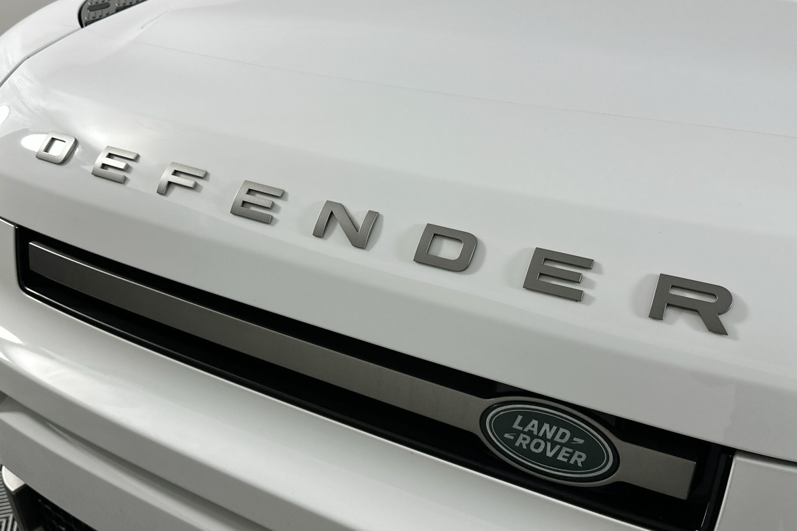 Used 2024 Fuji White Land Rover X-Dynamic SE image 15