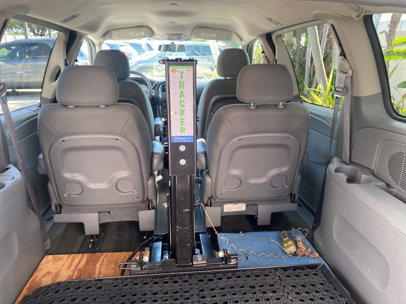 2006 Dodge Caravan SXT LOW MILES 28,367 1 OWNER HANDICAP LIFT in , 