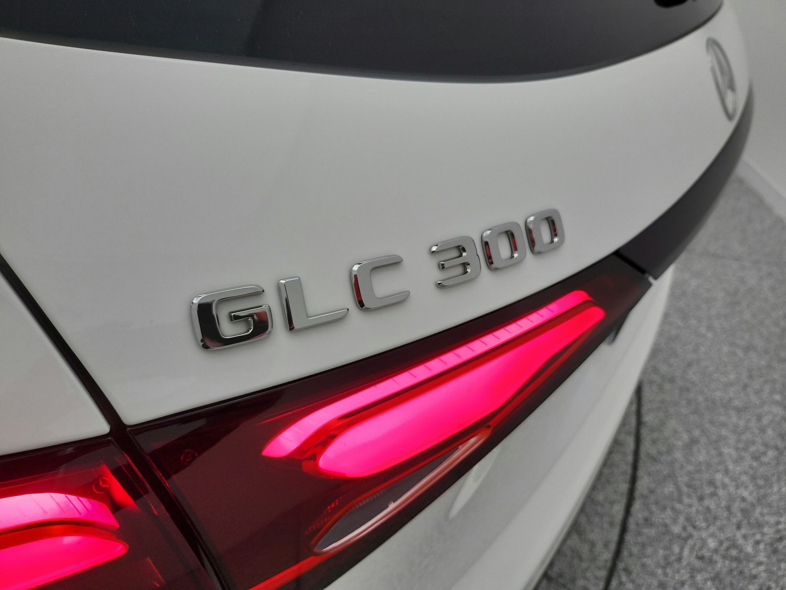 New 2026 Polar White Mercedes-Benz GLC 300 SUV image 23