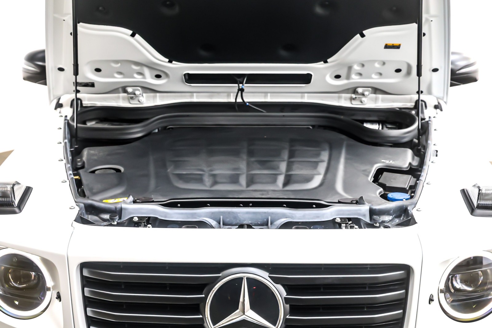 New 2025 MANUFAKTUR Moonlight White Magno Mercedes-Benz G 580e image 11