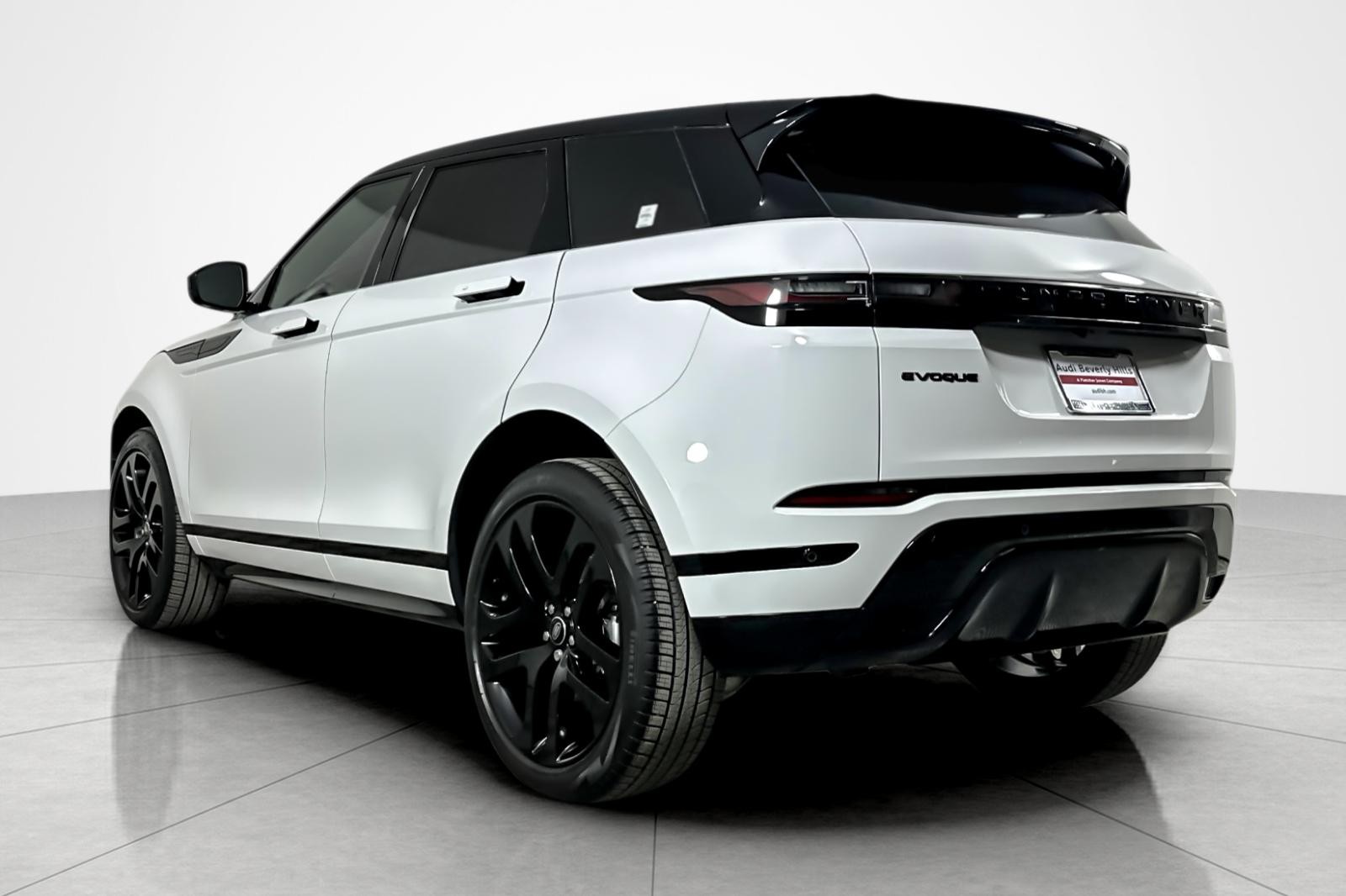 Used 2024 Fuji White Land Rover Dynamic SE AWD image 3