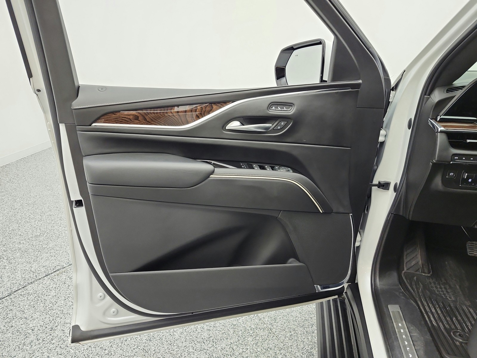 Used 2022 Crystal White Tricoat Cadillac 4WD 4dr Sport Platinum image 15