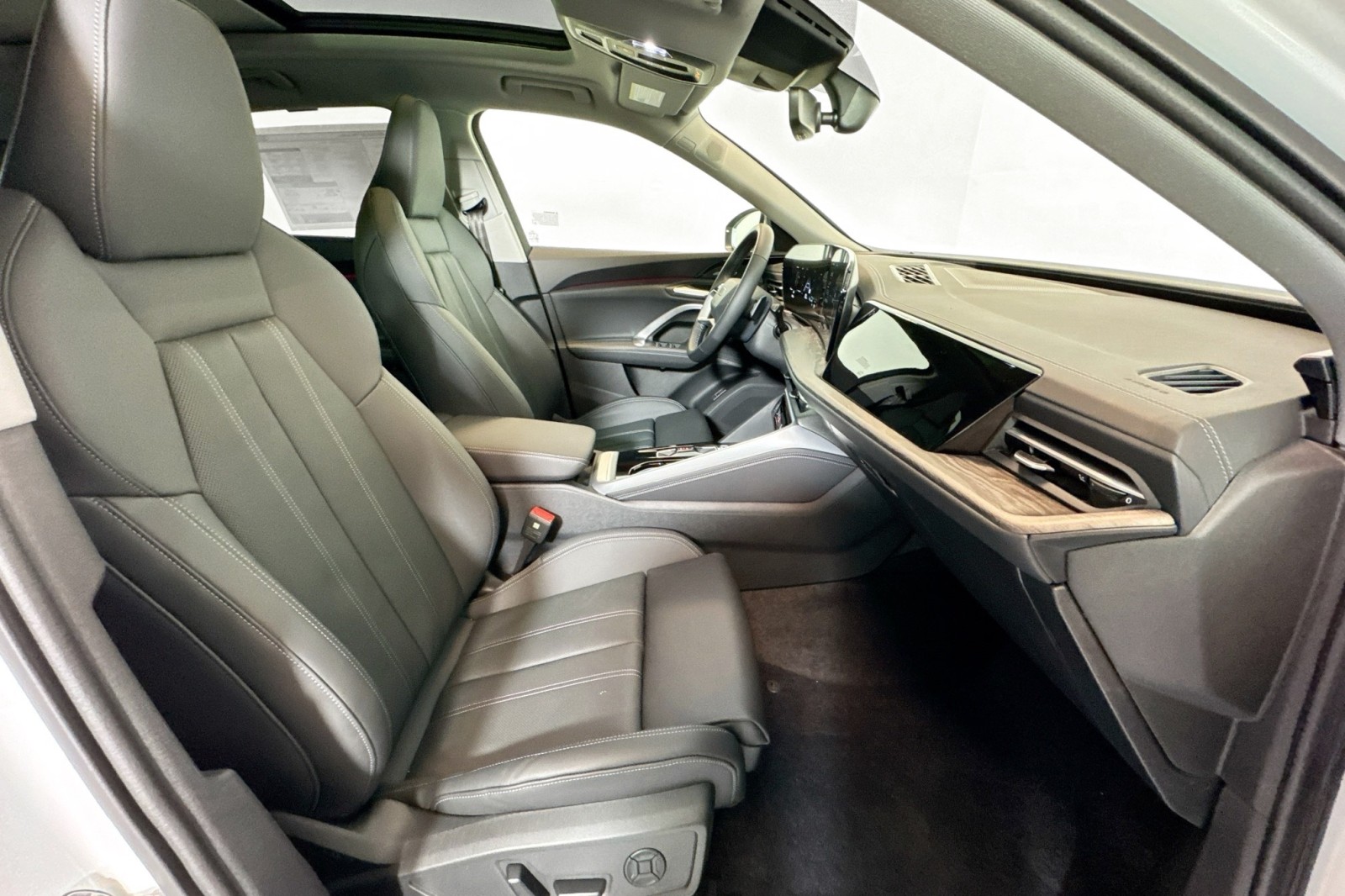 New 2025 Glacier White Metallic Audi Premium Plus 2.0 TFSI quattro image 25