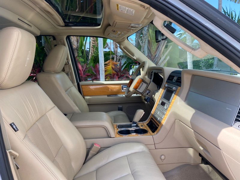 2010 Lincoln Navigator 4WD SUNROOF LOW MILES 31,209 in , 