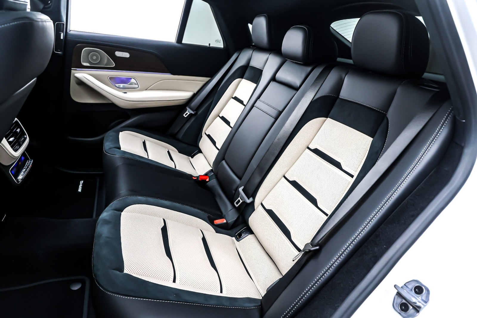 New 2026 MANUFAKTUR Moonlight White Metallic Mercedes-Benz AMG® GLE 63 S image 8