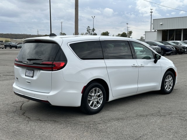 2024 Chrysler Pacifica Touring L 3