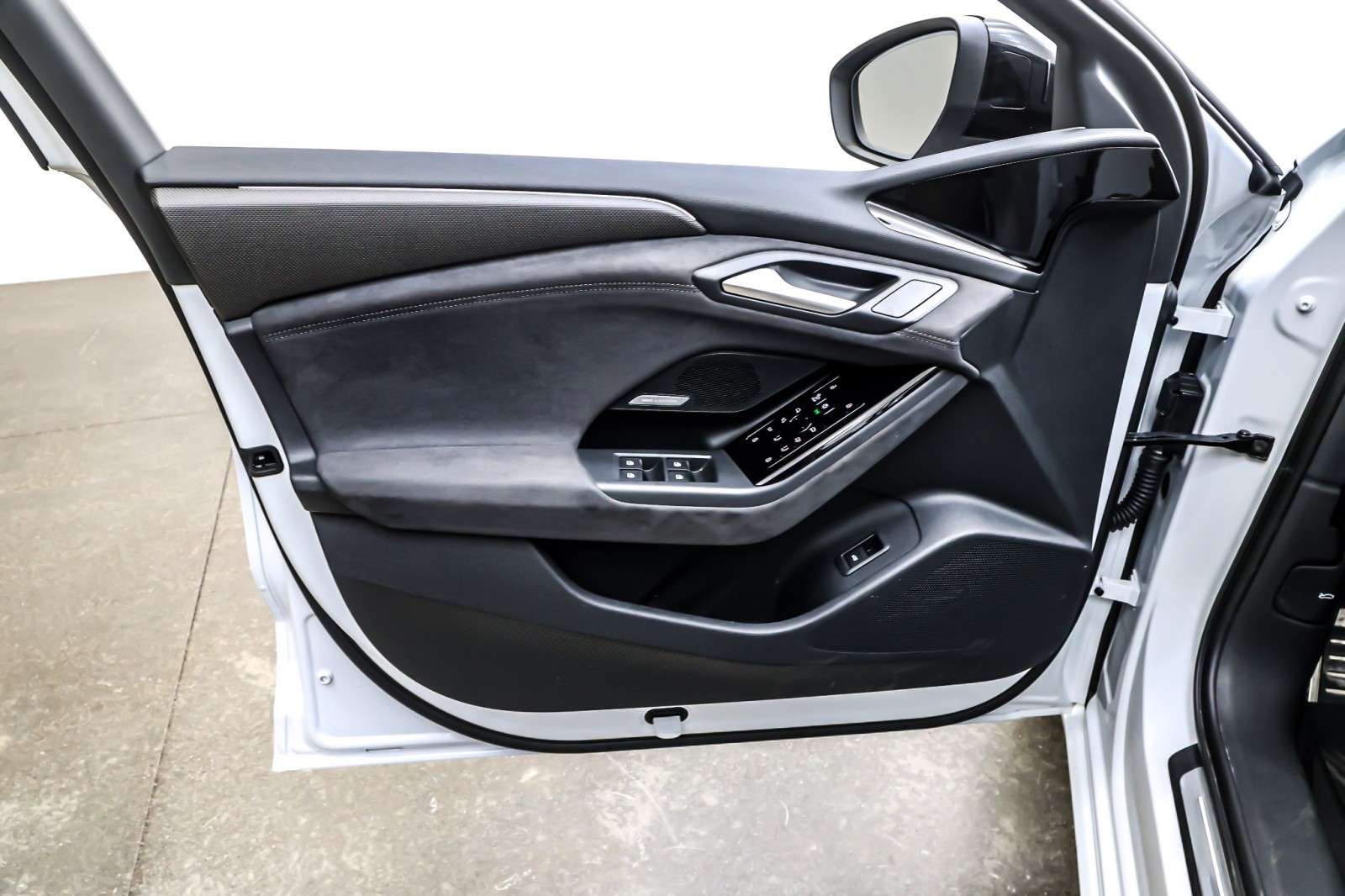 Used 2025 Glacier White Metallic Audi Premium Plus quattro image 22