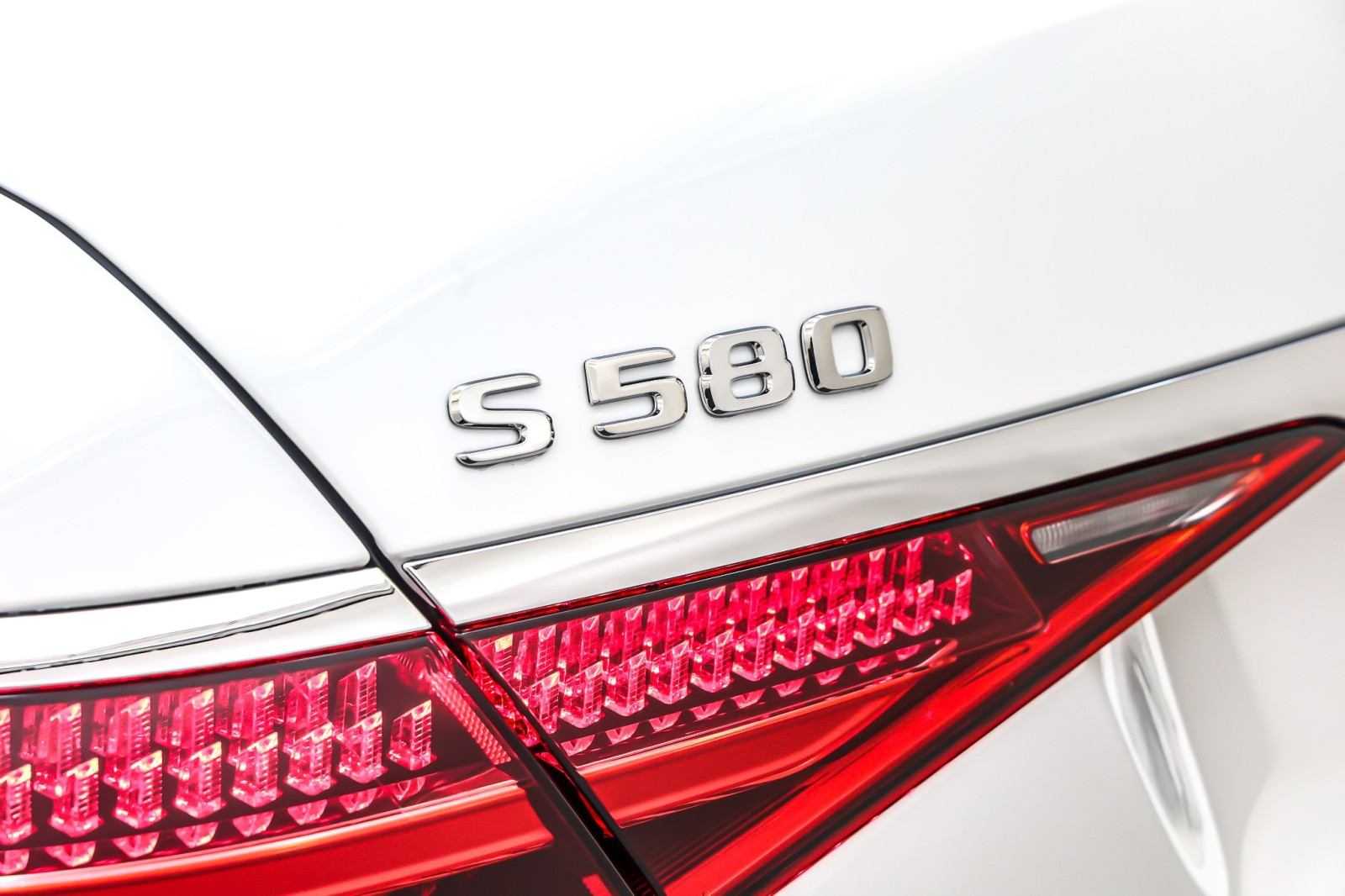 New 2026 MANUFAKTUR Moonlight White Metallic Mercedes-Benz S 580 4MATIC® Sedan image 9